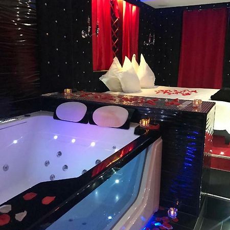Le Cabaret Vip Spa Lyon Zewnętrze zdjęcie