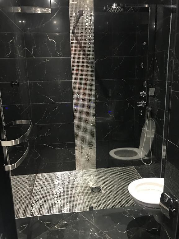 Le Cabaret Vip Spa Lyon Zewnętrze zdjęcie