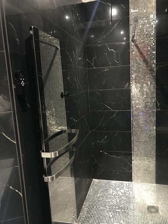 Le Cabaret Vip Spa Lyon Zewnętrze zdjęcie